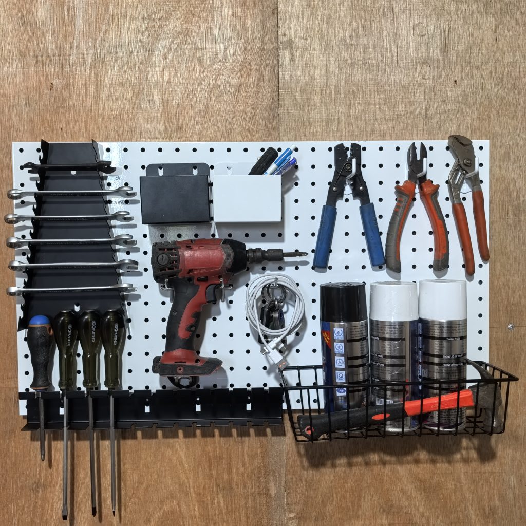 Bảng Pegboard kim loại
