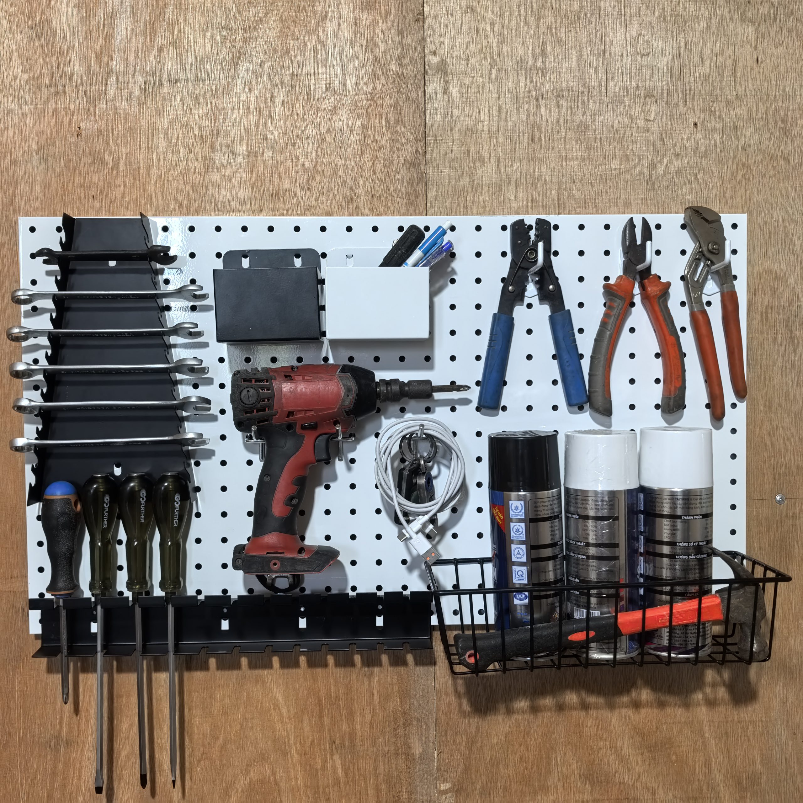 Bảng Pegboard kim loại